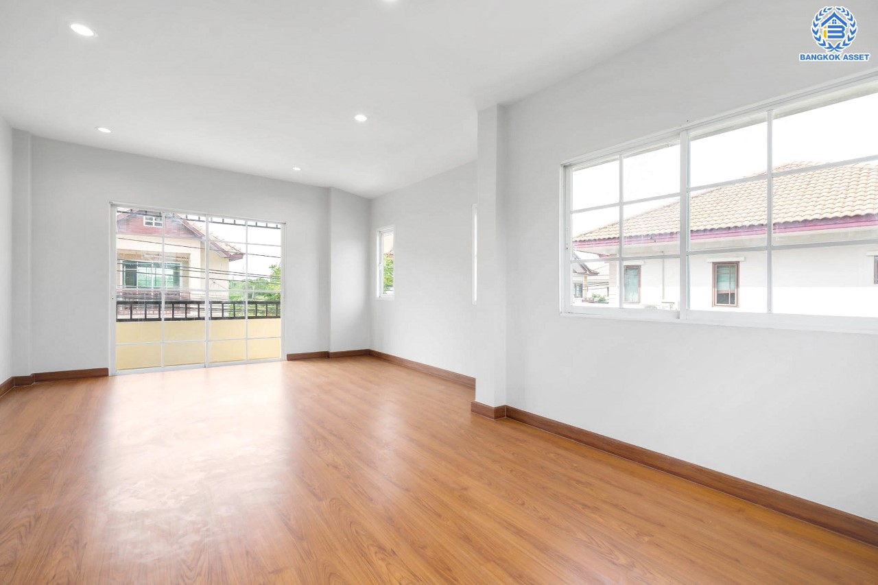 บ้านมือสองตกแต่งใหม่ ทำเลโซนเมือง! ม.นนทกาญจน์ นครอินทร์-พระราม5 หลังใหญ่ เนื้อที่ 33.1 ตร.ว. ฟังก์ชัน 3 ห้องนอน 3 ห้องน้ำ จอดรถได้ 1 คัน บนทำเลเชื่อมต่อทุกการเดินทาง ใกล้สะพานพระรามห้า และรถไฟฟ้า "สถานีแยกติวานนท์"